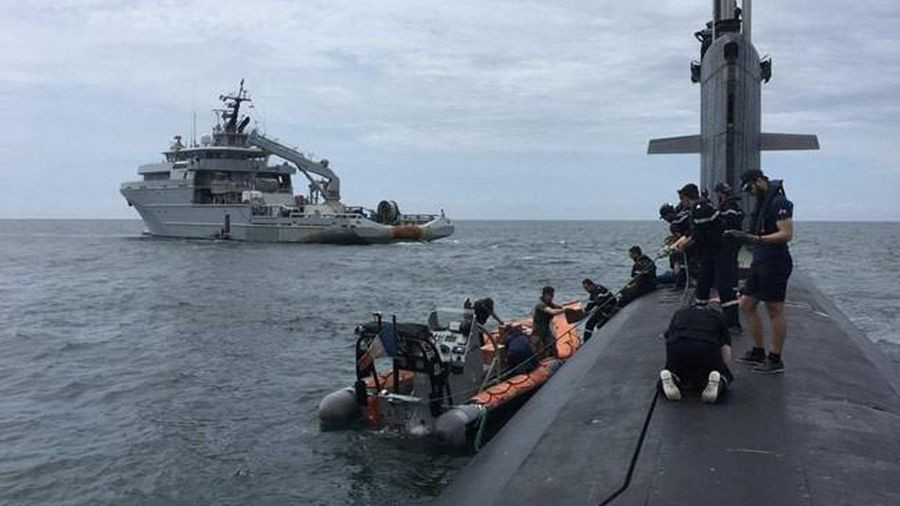 Cũng trong tháng 2, tàu ngầm tấn công hạt nhân Emeraude của Pháp đã kết thúc cuộc tuần tra tại Biển Đông. Trong khi đó, Anh cũng chuẩn bị triển khai hàng không mẫu hạm HMS Queen Elizabeth, tới châu Á trong những tháng tới. Nguồn ảnh: Pinterest.