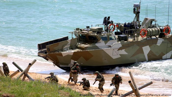 Rõ ràng là việc Nga tăng cường một lực lượng “khủng” như vậy, được sử dụng để đảm bảo an ninh cho eo biển Kerch, và thực sự là toàn bộ bán đảo Crimea và không cho các tàu của NATO tiếp cận bờ biển của Nga.