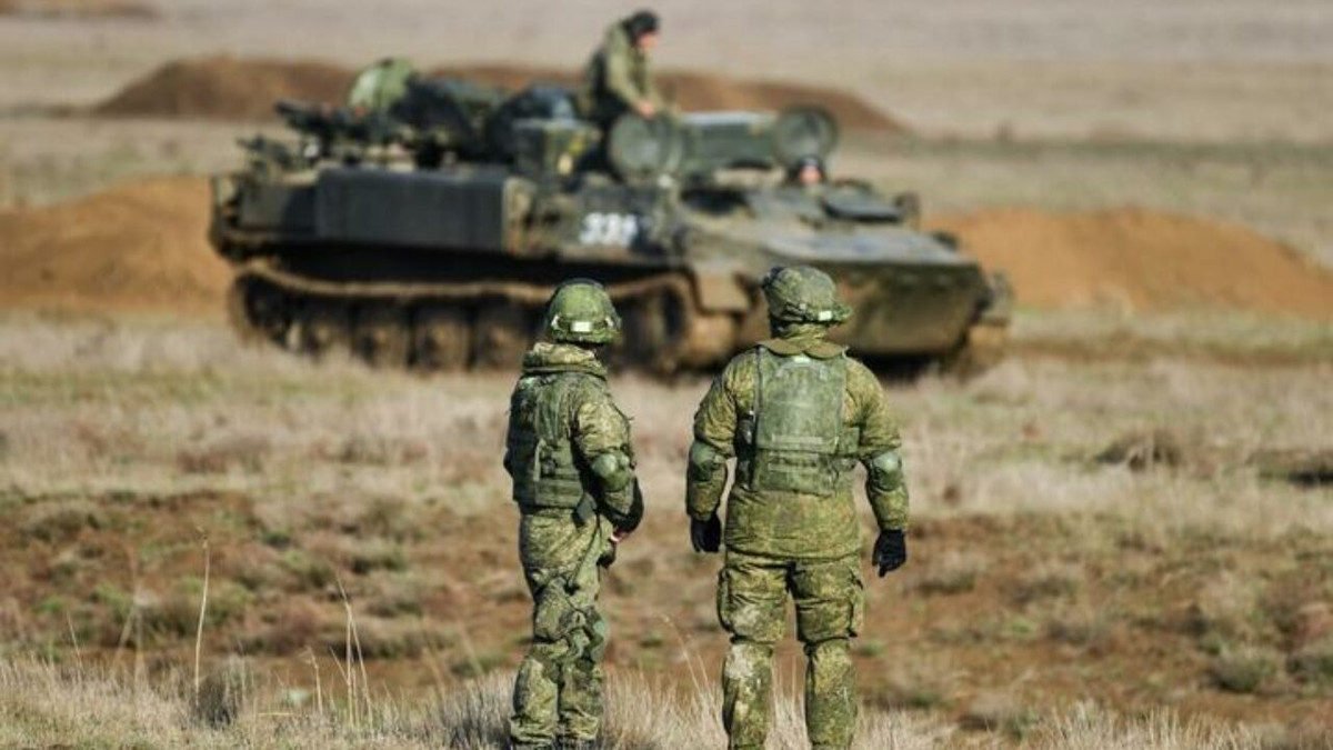 Crimea theo truyền thống vẫn là một trong những căn cứ chính của Hạm đội Biển Đen của Nga và các đơn vị hỗ trợ của nó. Thực sự cũng không có quá nhiều bộ binh trên bán đảo. Xương sống của Hạm đội là Lữ đoàn Thủy quân lục chiến 810 ở Sevastopol và một tiểu đoàn 501 riêng biệt ở Feodosia.