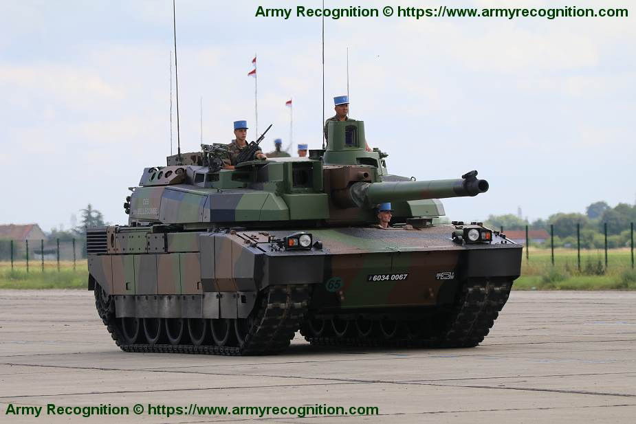 Leclerc cũng có cấu hình tháp pháo nhỏ hơn Abrams, khiến nó khó bị bắn trúng hơn. Tuy nhiên, các nhà phân tích quân sự cho rằng, tháp pháo nhỏ hơn, sẽ dành ít không gian hơn cho các nâng cấp bên trong.