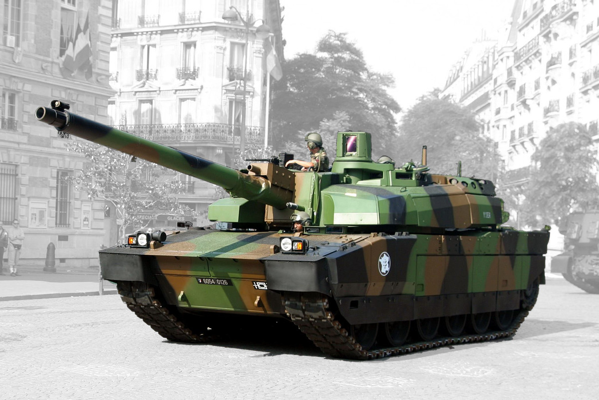 Xe tăng AMX-56 Leclerc, lấy tên của vị tướng Pháp, đã chỉ huy sư đoàn thiết giáp đã giải phóng Paris vào năm 1944. Vào thời điểm đó, đây là chiếc xe tăng đắt nhất thế giới, có giá 9,3 triệu USD/chiếc. Để so sánh, một chiếc M1A2 mới, giá 7,56 triệu USD và T-90 của Nga có giá chỉ 4 triệu USD.