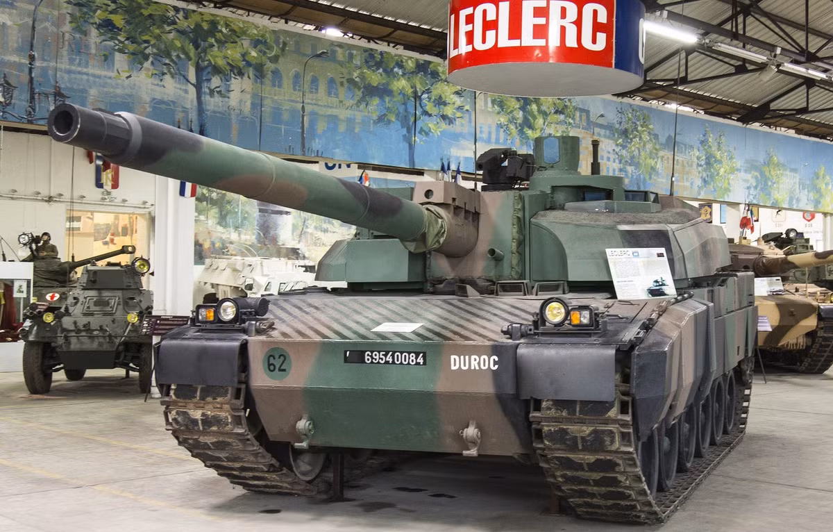 Với trọng lượng 60 tấn, Leclerc nhẹ hơn 10 tấn so với hầu hết các xe tăng chiến đấu chủ lực của phương Tây, nên Leclerc tiết kiệm nhiên liệu hơn rất nhiều so với nhiều loại xe tăng khác. Tầm hoạt động của Leclerc là 550km, trong khi Abrams 400km; yếu tố này giúp giảm gánh nặng hậu cần của xe tăng.