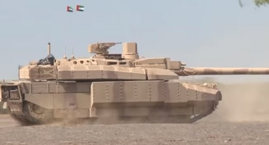 UAE là khách hàng nước ngoài duy nhất mua Leclerc. UAE đã mua 390 chiếc phiên bản “nhiệt đới hóa”, với động cơ V12. Những chiếc Leclerc của UAE, được trang bị các cảm biến và hệ thống bảo vệ vượt trội, so với các xe tăng Leclerc của Pháp.