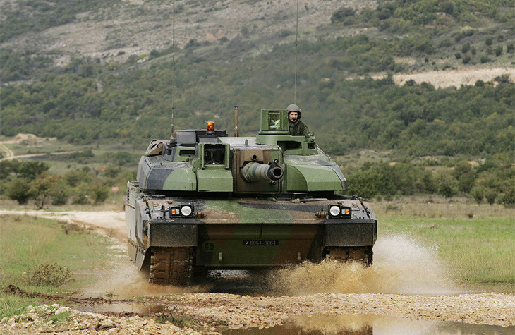 Tuy nhiên, giáp bên của Leclerc rõ ràng là vượt trội hơn so với M1A1. Các mẫu xe mới hơn, cũng có các tấm giáp lót bằng titan và các tấm giáp giáp phản ứng nổ ở bên hông. Lớp giáp này có khả năng chống đạn nổ lõm, nhất là tên lửa chống tăng và súng phóng lựu.