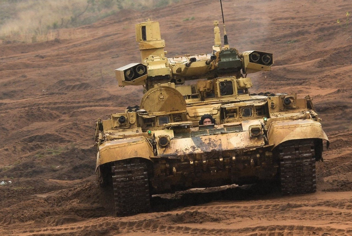Mặc dù còn nhiều ý kiến tranh cãi, nhưng việc kết hợp nhiều loại vũ khí uy lực, trên một nền tảng xe tăng chiến đấu chủ lực, cho khả năng bảo vệ kíp xe trước các loại vũ khí chống tăng tốt hơn nhiều so với các mẫu xe chiến đấu bộ binh.