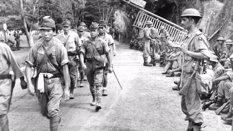 Người Anh quá vô tổ chức và mất tinh thần, để có thể nhận ra điểm yếu của đối thủ. Trong khi các máy bay của quân Nhật ném bom tấn công Singapore và tổ chức nghi binh, thì hướng tiến công chủ yếu của quân Nhật, đã vượt qua eo biển, bằng những chiếc thuyền nhỏ vào ngày 8/2 và đã không gặp phải bất kỳ sự kháng cự nào từ quân Anh.