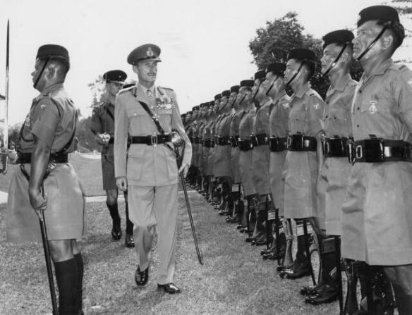 Nhận thấy không còn đủ sức mạnh để đối đầu cùng lúc với cả Đức và Nhật trong cuộc chiến tiếp theo, giải pháp của Anh là biến Singapore thành một pháo đài hải quân, để có thể chống lại cuộc bao vây của Nhật Bản, cho đến khi Hải quân Anh có thể ra quân giải cứu châu Âu.