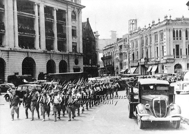 Có lẽ hậu quả lớn nhất của sự sụp đổ của “Pháo đài Singapore” là mất đi hệ thống thuộc địa của người Anh. Những bức ảnh chụp các tướng lĩnh và binh lính Anh, bị giam cầm dưới họng súng của người châu Á, đã để lại dấu ấn đối với các quốc gia thuộc địa. Ba phần tư thế kỷ sau, di sản của sự sụp đổ của Singapore vẫn còn ám ảnh người Anh. Nguồn ảnh: Warhistory.