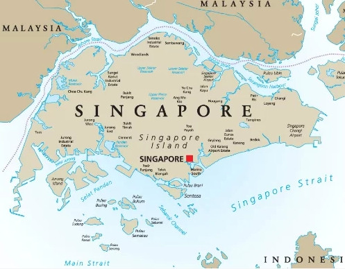 Singapore có địa thế chiến lược, nằm trên cực nam của Bán đảo Mã Lai, khống chế eo biển Malacca và các tuyến vận tải biển quan trọng giữa châu Á và châu Âu. Ngay từ thập niên 1920, Anh đã coi Singapore, là chìa khóa bảo vệ vùng thuộc địa Viễn Đông của họ.