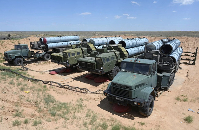 Căn cứ không quân được bảo vệ nghiêm ngặt bởi một loạt hệ thống phòng không, cũng như các đơn vị pháo và xe tăng trên mặt đất. Mặc dù, phải hứng chịu nhiều cuộc tấn công của các phần tử thánh chiến, chủ yếu hoạt động từ các căn cứ gần biên giới Thổ Nhĩ Kỳ, nhưng căn cứ không quân này vẫn chứng tỏ được khả năng bảo vệ của mình.