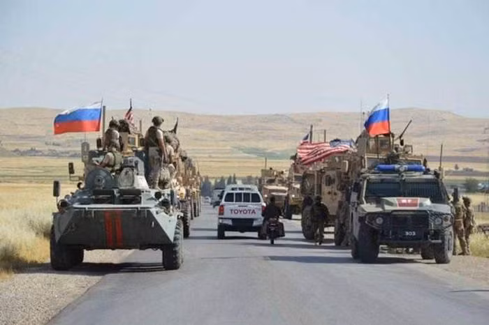 Nga hỗ trợ chính phủ Bashar Al-Assad kể từ khi bắt đầu cuộc xung đột ở Syria vào năm 2011. Tháng 9/2015, Moscow tham gia quân sự trực tiếp vào cuộc nội chiến và làm thay đổi cán cân ở đất nước Trung Đông này. Việc Nga điều máy bay ném bom chiến lược tới căn cứ không quân Khmeimim, càng khẳng định vai trò của Nga trong khu vực và khiến NATO phải dè chừng. Nguồn ảnh: BMDP.