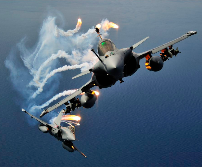 Điểm mạnh duy nhất của Rafale đó là một máy bay hạng nhẹ, có chi phí hoạt động rẻ hơn nhiều so với Su-30. Tuy nhiên, điều này đã được bù đắp một phần bởi giá mua Su-30 thấp hơn nhiều so với Rafale. 