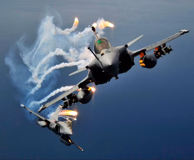 Điểm mạnh duy nhất của Rafale đó là một máy bay hạng nhẹ, có chi phí hoạt động rẻ hơn nhiều so với Su-30. Tuy nhiên, điều này đã được bù đắp một phần bởi giá mua Su-30 thấp hơn nhiều so với Rafale. 