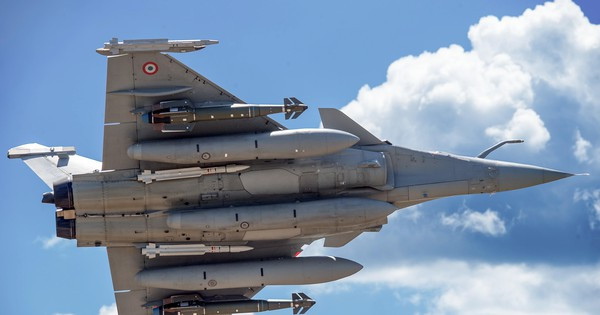 Rafale cũng tham gia nhiều cuộc đấu thầu, nhưng phần lớn giành thất bại, như ở Hàn Quốc và Singapore, nơi Rafale thua chiến đấu cơ F-15 của Mỹ; tại Morocco và UAE, Rafale thua F-16; tại Kuwait, Rafale thua F/A-18E; tại Brazil, Rafale thua Gripen E của Thụy Điển; còn tại Ả Rập Xê-út và Oman, Rafale thua Eurofighter của Anh-Đức.