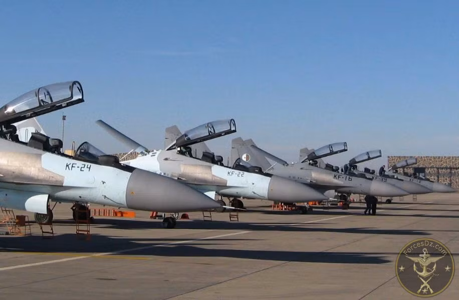 Quy mô của phi đội Su-30MKA của Algeria hiện có khoảng dưới 60 chiếc và dự kiến sẽ đạt trên 70 chiếc vào năm 2024 với các lô Su-30MKA mới, được cho là có lợi thế về hiệu suất đáng kể, so với các loại nguyên bản. Việc trang bị Su-30 với số lượng lớn, đã làm tăng sức mạnh của Không quân Algeria đứng đầu Châu Phi .