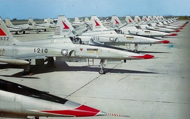 Ban đầu, Arab Saudi trình bày rằng họ cần nhiều máy bay để giúp quân Bắc Yemen chiếm lại ưu thế trên không. Phía Đài Loan nghe vậy quyết định cấp cho Yemen và Arab Saudi nhiều máy bay F-5E của Mỹ khá mạnh thời đó. Đồng thời cũng gửi 80 phi công tới Yemen, mặc quân phục và mang hộ chiếu Arab Saudi để huấn luyện phi công Yemen.