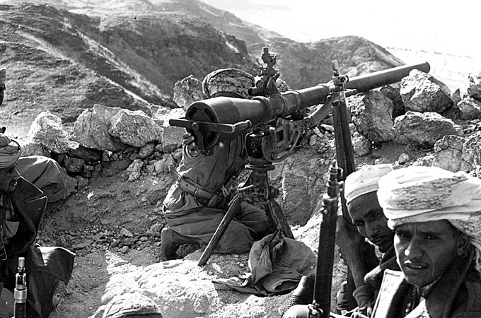 Quân đội Nam Yemen tràn qua biên giới, khiến quân Bắc Yemen bị bất ngờ và rút lui, xin trợ giúp từ Arab Saudi. Lúc đó, Arab Saudi đang bán dầu cho đảo Đài Loan và có mối quan hệ khá tốt với hòn đảo xa xôi ở châu Á này.