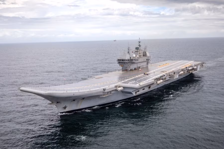 Con tàu sân bay INS Vikrant thứ hai, bắt đầu tiến hành cho các cuộc thử nghiệm trên biển và dự kiến sẽ đi vào hoạt động vào năm 2022. Việc đóng tàu INS Vikrant bắt đầu vào năm 2006, và đã trải qua nhiều lần trì hoãn trong quá trình xây dựng.