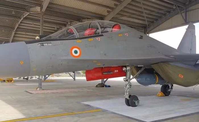 Ngoài ra còn có bảng điều khiển đa chức năng và màn hình trên mũ bay mới; công nghệ nhận dạng giọng nói, được hỗ trợ trí tuệ nhân tạo (AI), giúp tăng độ chính xác nhận dạng giọng Anh của phi công Ấn Độ lên 98%; thay thế điều khiển bay kỹ thuật số do Ấn Độ phát triển; máy tính và thiết bị gây nhiễu điện tử tiên tiến hơn.