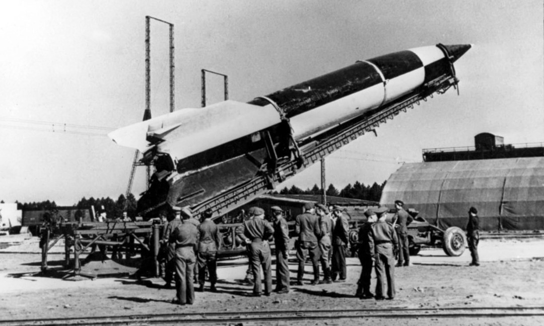 Tên lửa V-2, trong tiếng Đức có nghĩa là “Vũ khí trả thù 2”. Đây là tên lửa đạn đạo tác chiến đầu tiên trong lịch sử, được quân đội Đức Quốc xã thử nghiệm lần đầu tiên ngày 13/6/1942. Tên lửa có hình dạng của tên lửa đất đối đất hiện nay và sử dụng nhiên liệu là cồn và oxygen lỏng.