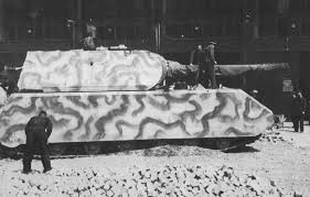 Phiên bản mới của Panzer-VIII là chiếc Bear, nặng 150 tấn, được trang bị súng cối 305mm, vũ khí chính là khẩu súng nòng 800mm, kèm theo hai khẩu súng 150mm đặt tại tháp pháo. Để vận hành cỗ tăng siêu nặng này phải cần 4 động cơ diesel dành cho tàu ngầm.