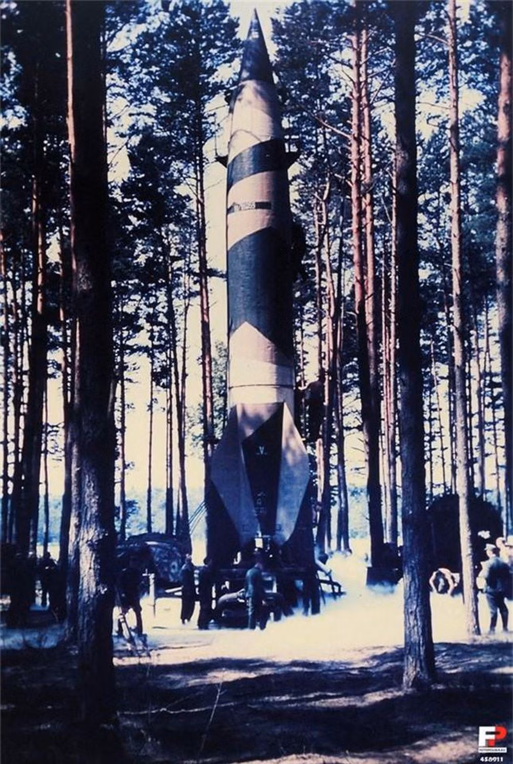 V-2 là loại vũ khí tham vọng của Hitler, với mục đích tấn công nước Anh từ xa mà không cần tới máy bay ném bom. Tên lửa có tổng trọng lượng lên tới 12,5 tấn, chiều dài 14 mét, đường kính 1,65 mét và mang theo được một đầu đạn 1000 kg. V-2 có bốn cánh đuôi với sải cánh 3,56 mét, để duy trì thăng bằng khi bay.