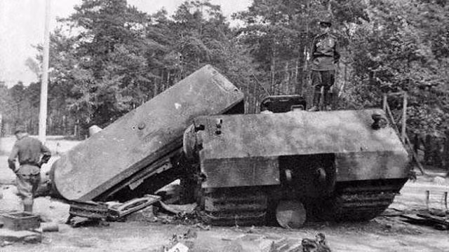 Nhược điểm của Panzer-VIII là tốc độ chậm, chỉ 13km/h. Ưu điểm là có thể lội nước trong độ sâu 14m, cung cấp không khí cho đội lính trong xe bằng một ống thông hơi dài; có lớp giáp được coi là “không thể xuyên thủng”, chỗ dày nhất lên tới 220 mm, chỗ mỏng nhất ở phía sau thân xe cũng dày tới 150mm.