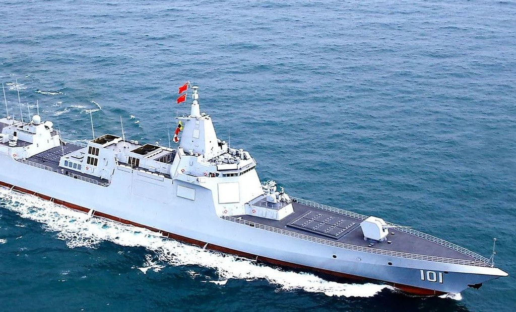 Type 055 và Type 052D được coi là một bước tiến lớn trong thiết kế tàu khu trục của Trung Quốc để sánh ngang với các tàu khu trục AEGIS của Nhật Bản, Mỹ và Hàn Quốc với thiết kế hệ thống phóng tên lửa thẳng đứng linh hoạt hơn.