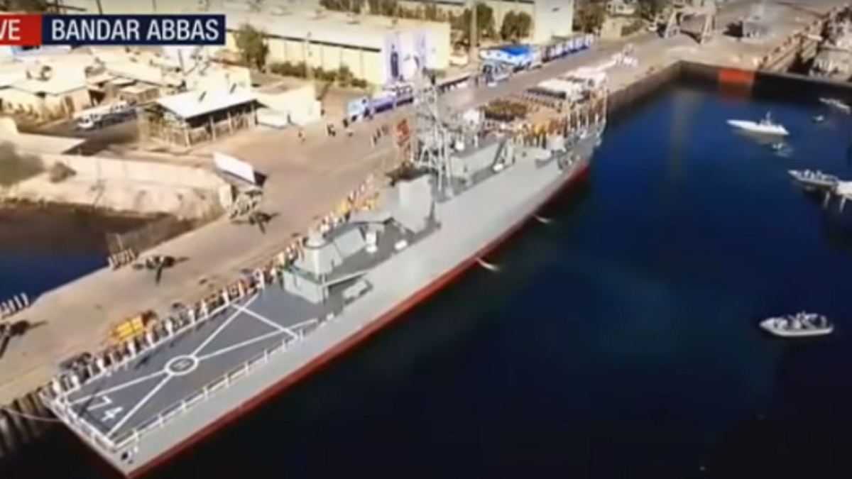 Hải quân Iran đã hạ thủy tàu khu trục “tàng hình” có tên Sahand vào năm 2018, lượng giãn nước toàn tải của tàu là 1.300 tấn. Mặc dù Iran chỉ định nó là tàu khu trục, nhưng Sahand và hai tàu cùng lớp của nó, thực sự có kích thước của các tàu hộ tống. 