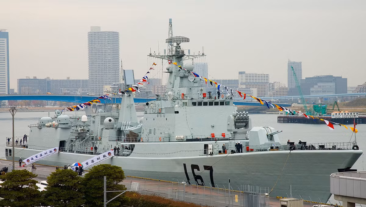 Năm 2017, Thâm Quyến được nâng cấp với 32 giếng phóng tên lửa thẳng đứng; biến nó trở thành tàu khu trục mang tên lửa dẫn đường, có thể đảm nhiệm nhiều nhiệm vụ khác nhau, nhất là khả năng phòng không hạm.