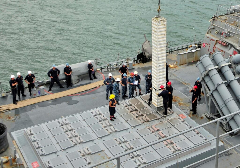 Mỹ là quốc gia đi tiên phong trong việc bố trí giếng phóng tên lửa thẳng đứng trên các tàu chiến của họ; các tàu chiến của Liên Xô/Nga, châu Âu và Nhật Bản, cũng như các tàu chiến mới hơn của Trung Quốc như tàu khu trục lớp Type 055 cũng đều sử dụng các VLS. 