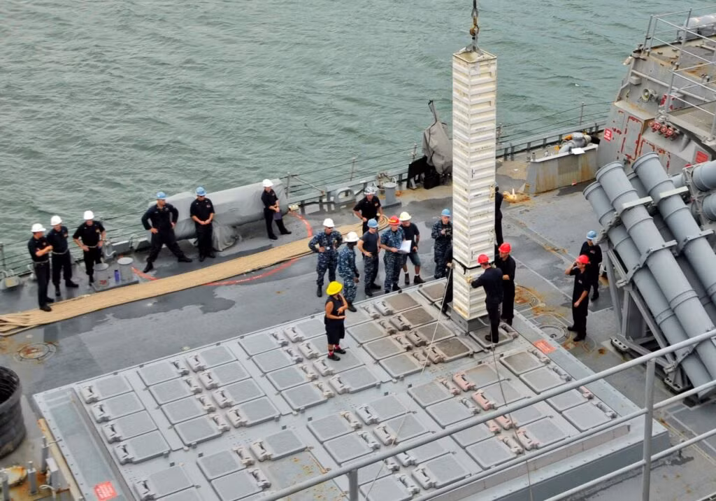 Mỹ là quốc gia đi tiên phong trong việc bố trí giếng phóng tên lửa thẳng đứng trên các tàu chiến của họ; các tàu chiến của Liên Xô/Nga, châu Âu và Nhật Bản, cũng như các tàu chiến mới hơn của Trung Quốc như tàu khu trục lớp Type 055 cũng đều sử dụng các VLS. 