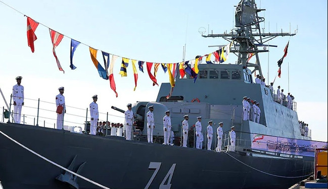 Tuy có lượng giãn nước khiêm tốn, nhưng khu trục hạm Sahand vẫn có một sàn đáp trực thăng dài 96 mét và có thể hành trình với tốc độ 25 hải lý/giờ. Theo truyền thông Iran, Sahand được trang bị các tên lửa đối không và tên lửa hành trình đối đất, cũng như các khẩu đội pháo phòng không và khả năng tác chiến điện tử hiện đại.