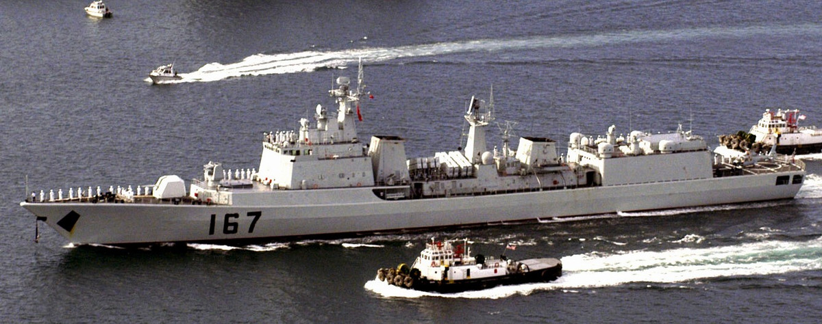 Các tàu khu trục lớp Type 051, có lượng giãn nước toàn tải là 3.250 tấn; được thiết kế dựa trên các tàu khu trục lớp Kotlin của Liên Xô, được đóng vào những năm 1950; được Liên Xô viện trợ cho Trung Quốc, khi quan hệ giữa hai nước còn nồng ấm.