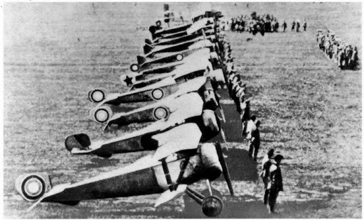 Điều bất ngờ nhất là Italia, một quốc gia được coi là "chủ nghĩa đế quốc nghèo", đã đi đầu trong việc đưa máy bay chiến đấu vào sử dụng và xây dựng học thuyết không quân đầu tiên. Trong Chiến tranh Italia - Thổ Nhĩ Kỳ năm 1912, Italia lần đầu tiên sử dụng máy bay vào chiến đấu.