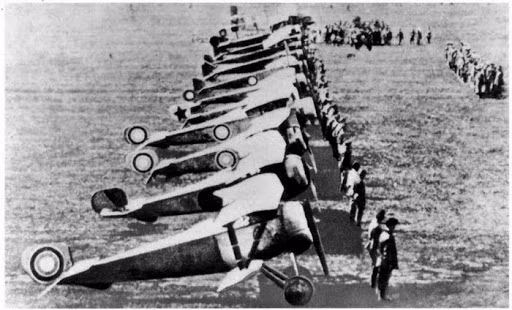 Điều bất ngờ nhất là Italia, một quốc gia được coi là "chủ nghĩa đế quốc nghèo", đã đi đầu trong việc đưa máy bay chiến đấu vào sử dụng và xây dựng học thuyết không quân đầu tiên. Trong Chiến tranh Italia - Thổ Nhĩ Kỳ năm 1912, Italia lần đầu tiên sử dụng máy bay vào chiến đấu.