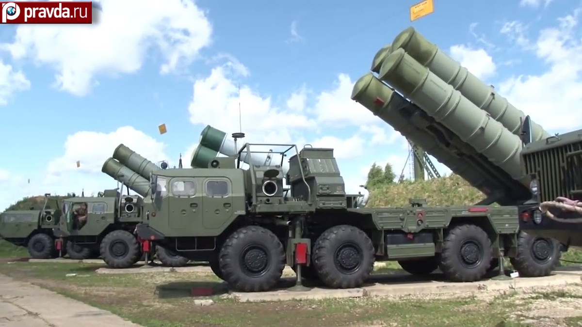 Trung Quốc là khách hàng nước ngoài đầu tiên của S-400; những hệ thống phòng không tiên tiến này, đã được Trung Quốc triển khai tại biên giới Trung-Ấn, trong bối cảnh đối đầu với Ấn Độ đang diễn ra gay gắt. Ngoài Trung Quốc còn có Thổ Nhĩ Kỳ, Belarus hiện đang sở hữu hệ thống S-400.