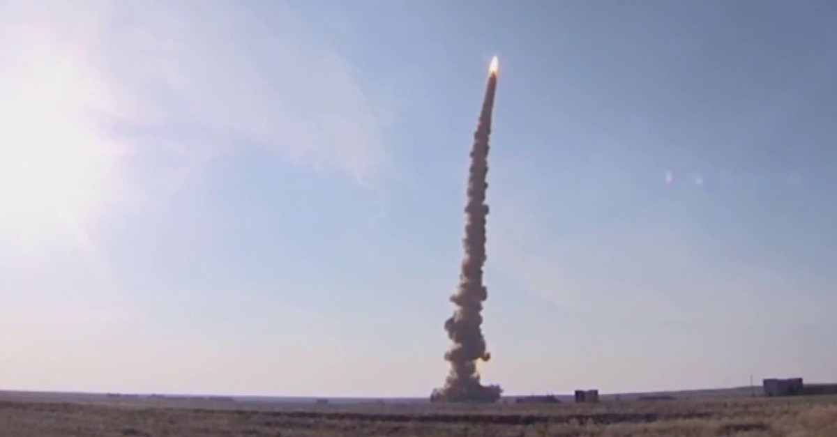 Ngoài khả năng đạt khả năng tiêu diệt mục tiêu ở độ cao rất cao, kể cả là cận vũ trụ, S-500 có khả năng phát hiện và tấn công đồng thời 10 mục tiêu siêu thanh, như tên lửa đạn đạo xuyên lục địa (ICBM) bay với tốc độ đến 5 km/giây.