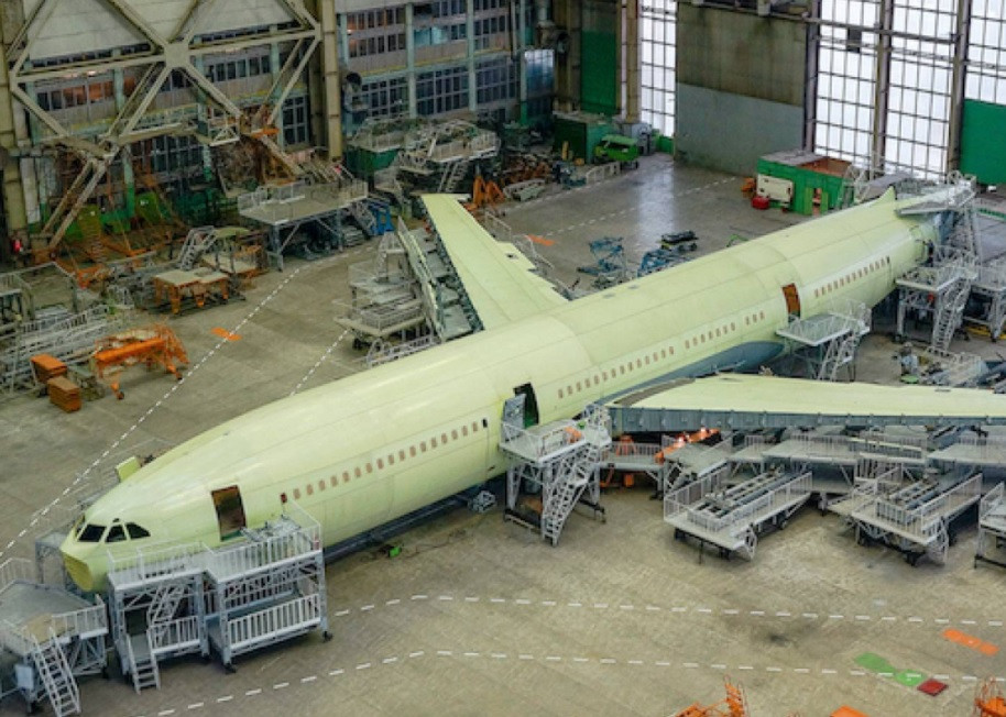 Khung thân Il-96-400M có các đặc tính cao hơn, có thể cung cấp cho VKP những khả năng mới. Do đó, trọng tải của những phiên bản sửa đổi sau này của Il-96 đạt 58 tấn, so với 42 tấn của Il-86 cũ hơn.