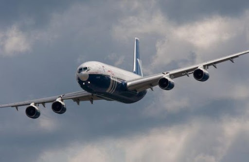 Tầm hoạt động của Il-96 với trọng lượng cất cánh tối đa vượt 8-8,5 nghìn km; đối với Il-86, thông số này là dưới 4 nghìn km. Sự sẵn có của các phương tiện tiếp nhiên liệu trên không, sẽ làm tăng thêm phạm vi bay và thời gian làm nhiệm vụ trên không.