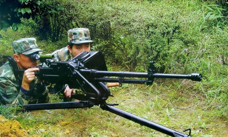 Về thời gian thao tác, muốn bắn súng máy 12,7mm, trước tiên số 2 đặt giá ba chân, sau đó số 1 mới giá súng máy lên; sau khi lắp súng xong, số 2 mới nạp đạn để bắn. Ngược lại súng máy Negev chỉ cần một người lính mang theo, đạn được nạp sẵn và khai hỏa được ngay.