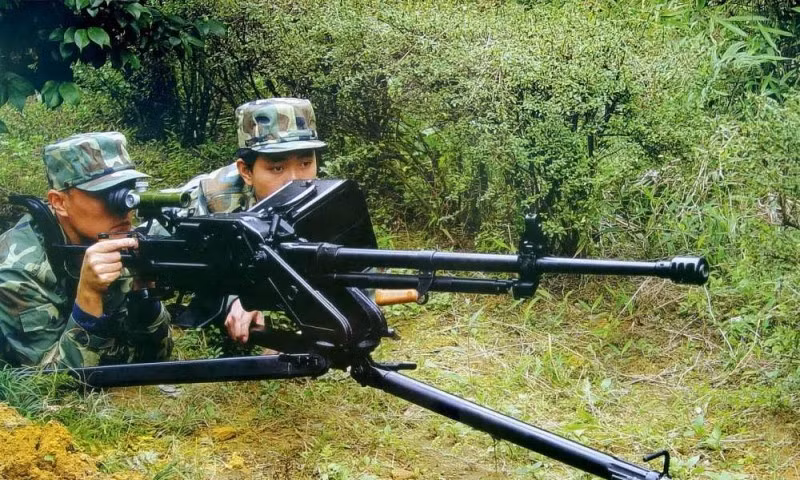 Về thời gian thao tác, muốn bắn súng máy 12,7mm, trước tiên số 2 đặt giá ba chân, sau đó số 1 mới giá súng máy lên; sau khi lắp súng xong, số 2 mới nạp đạn để bắn. Ngược lại súng máy Negev chỉ cần một người lính mang theo, đạn được nạp sẵn và khai hỏa được ngay.