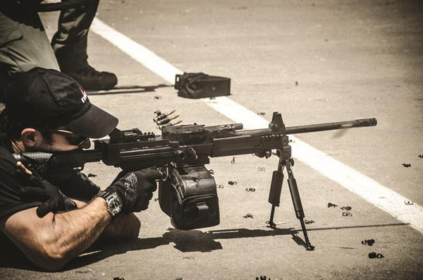 Thứ nhất là tầm bắn, do địa hình cao nguyên tương đối trống trải, thiếu cây cối che phủ, bộ binh có thể phát huy hết hỏa lực của mình, súng nào có tầm xa thì có lợi thế. Thứ hai, sức gió ở cao nguyên tương đối lớn, đầu đạn 7,62 mm tương đối nặng, do vậy đường đạn không dễ bị ảnh hưởng bởi gió núi.