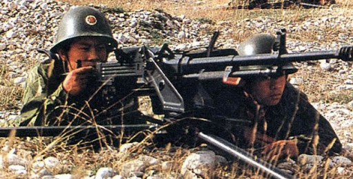 Mặc dù súng máy 12,7 mm "siêu nhẹ" của Trung Quốc có thể chỉ cần 2 lính bộ binh mang theo (một mang súng và một có ba chân). Tuy nhiên do đạn 12,7x108 mm dùng cho súng rất nặng, nên cơ số đạn súng 12,7 mm của Trung Quốc, chắc chắn không bằng loại đạn 7,62 mm của khẩu Negev.