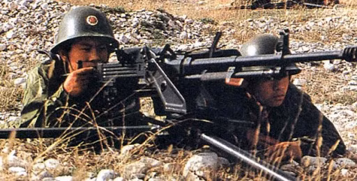 Mặc dù súng máy 12,7 mm "siêu nhẹ" của Trung Quốc có thể chỉ cần 2 lính bộ binh mang theo (một mang súng và một có ba chân). Tuy nhiên do đạn 12,7x108 mm dùng cho súng rất nặng, nên cơ số đạn súng 12,7 mm của Trung Quốc, chắc chắn không bằng loại đạn 7,62 mm của khẩu Negev.