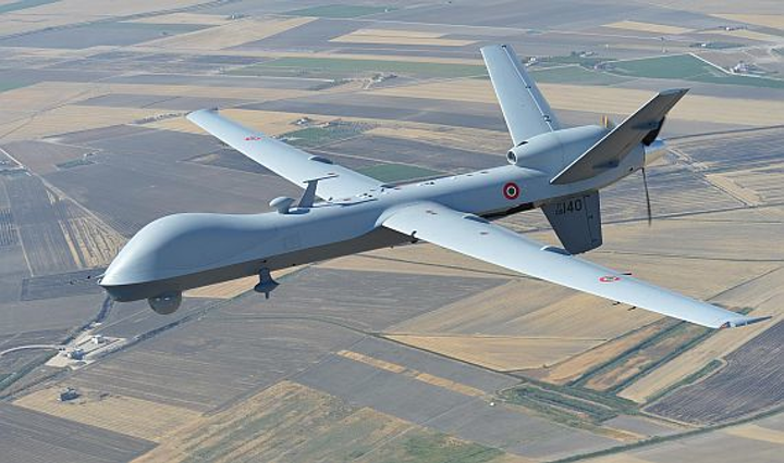 Máy bay không người lái MQ-9 Reaper của Mỹ được đánh giá có thời gian hoạt động lâu trên không, được điều khiển từ xa qua vệ tinh hoặc bay tự động; khó có khả năng can thiệp từ bên ngoài. 
