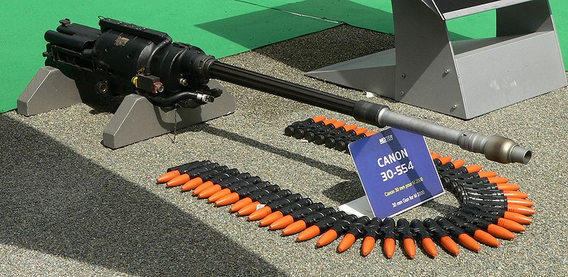 Su-30 của Nga được trang bị pháo hàng không hai nòng GSh-30-1, trọng lượng chỉ 46 kg; nhưng không giống như đối thủ Mỹ, loại pháo này có cỡ nòng 30 mm và chỉ có một nòng, do vậy pháo GSh-30-1 có tốc độ bắn chậm hơn và số lượng đạn bắn ra trong một thời gian ít hơn so với M61A1 Vulcan của Mỹ.