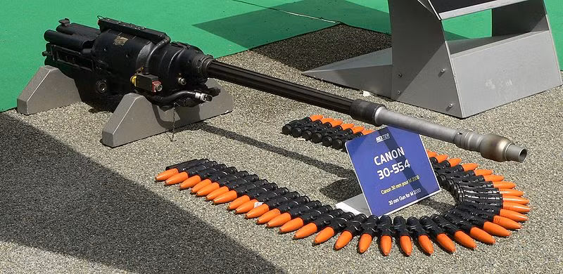 Su-30 của Nga được trang bị pháo hàng không hai nòng GSh-30-1, trọng lượng chỉ 46 kg; nhưng không giống như đối thủ Mỹ, loại pháo này có cỡ nòng 30 mm và chỉ có một nòng, do vậy pháo GSh-30-1 có tốc độ bắn chậm hơn và số lượng đạn bắn ra trong một thời gian ít hơn so với M61A1 Vulcan của Mỹ.