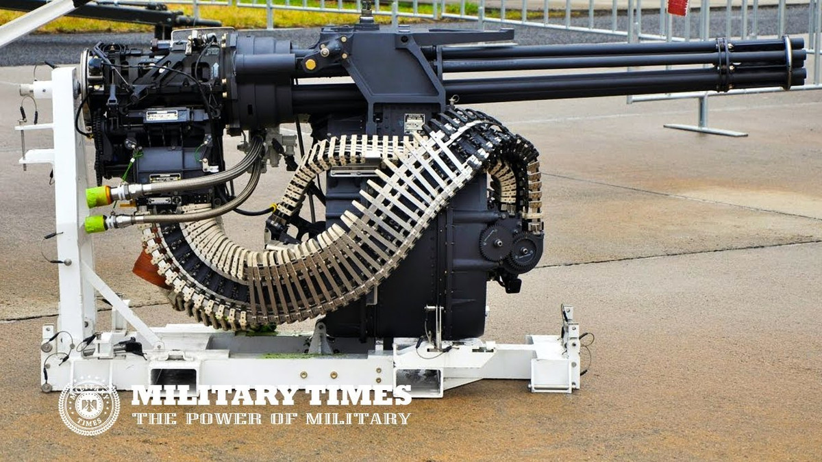 Về pháo hàng không dùng trong không chiến tầm cực gần, F/A-18E/F được trang bị pháo nòng xoay 6 nòng cỡ 20 mm M61A1 Vulcan, có trọng lượng nặng từ 96 đến 112 kg, có tốc độ bắn đến 6.000 viên/phút và được sử dụng trên tất cả các loại máy bay chiến đấu của Mỹ trong 60 năm qua.