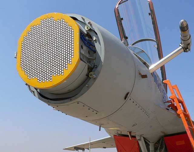 Loại radar AESA mà F/A-18E/F đang sử dụng là AN/APG-79 Active, có phạm vi phát hiện mục tiêu lên đến 150 km; không chỉ theo dõi một mục tiêu đơn lẻ, mà còn theo dõi nhiều mục tiêu cùng một lúc. Phi công có thể bắn đồng thời bằng nhiều loại vũ khí, vào một số mục tiêu được cho là nguy hiểm nhất.
